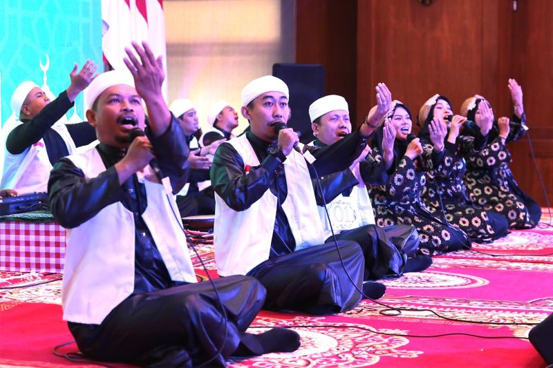 Sejumlah ASN memgikuti Festival Banjari Modern di Graha Sawunggaling, Surabaya, Jumat (8/9/2023). (foto:gemapos/ant)